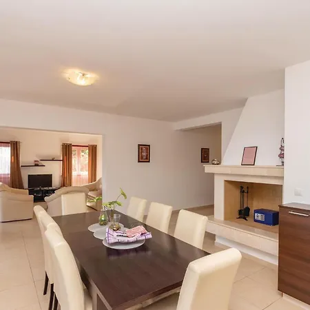 Stunning Apartment In Prizba With Kitchen * Prizba