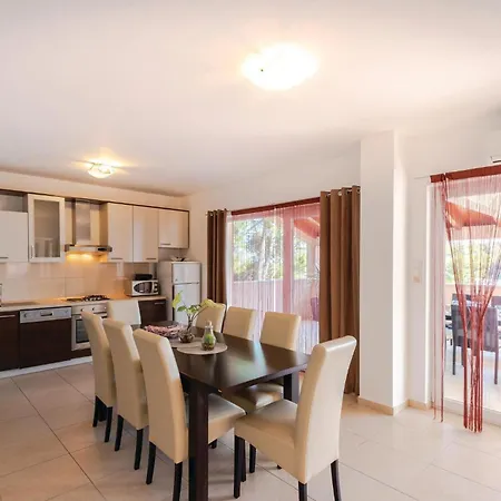 Apartman Stunning Apartment In Prizba With Kitchen Prizba